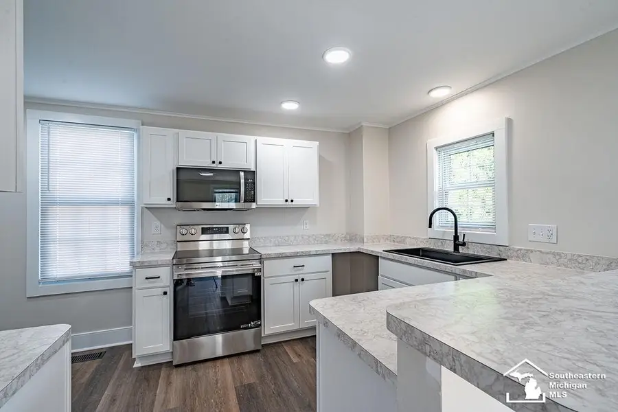43 E Willow ST, Monroe, MI 48162 - #2