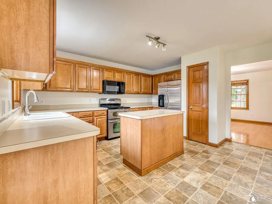 9121 Village Meadows DR, Temperance, MI 48182 - #2