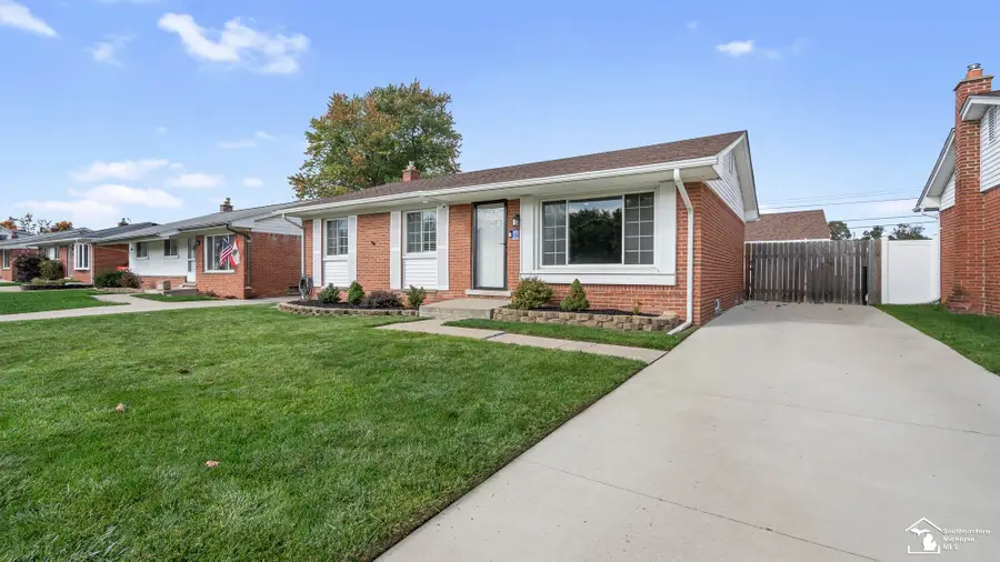 14446 Stoeflet ST, Rockwood, MI 48173 - #2