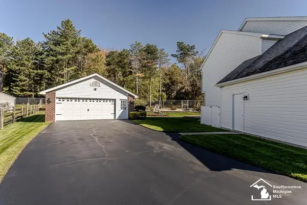 9072 Village Meadows DR, Temperance, MI 48182