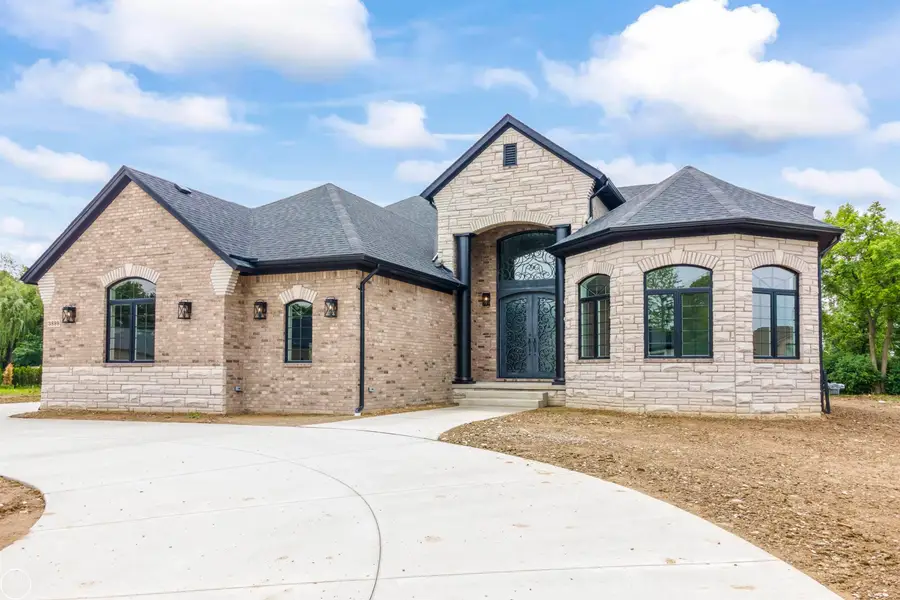 51581 Forster LN, Shelby Charter Township, MI 48316 - Image #2