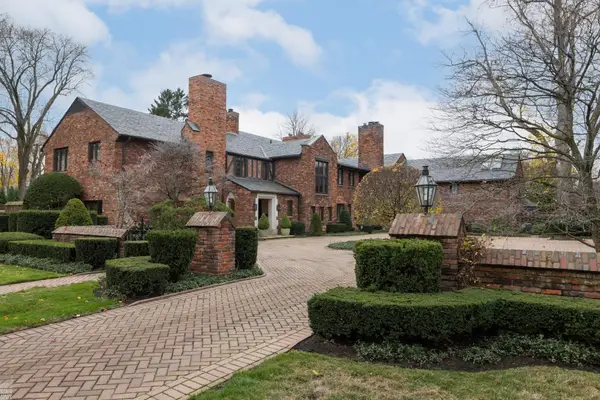 379 Lakeland ST, GrossePointe, MI 48230