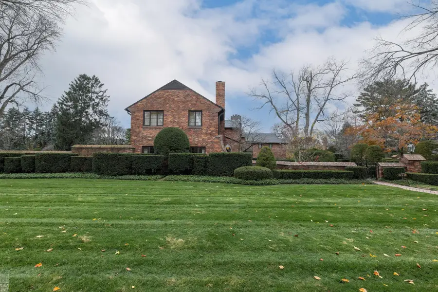 379 Lakeland ST, Grosse Pointe, MI 48230 - #3