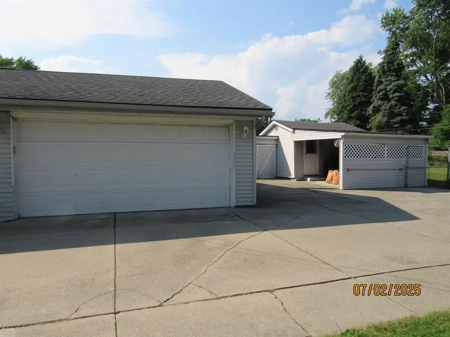 2566 Lewis DR, Port Huron Charter Township, MI 48060 - Image #2