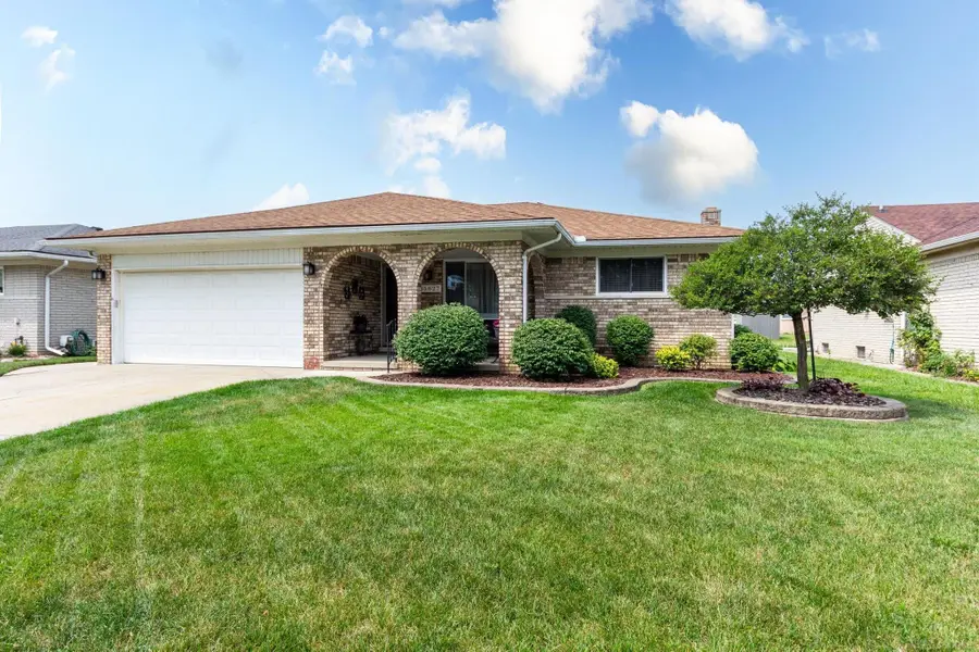 35827 Rainbow DR, Sterling Heights, MI 48312 - Image #2