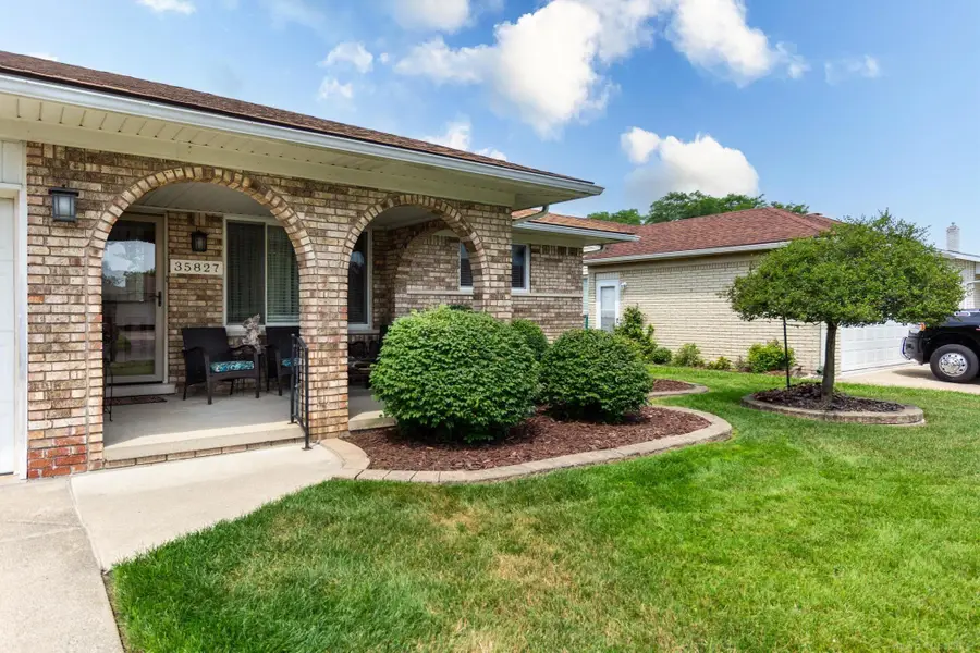 35827 Rainbow DR, Sterling Heights, MI 48312 - Image #3