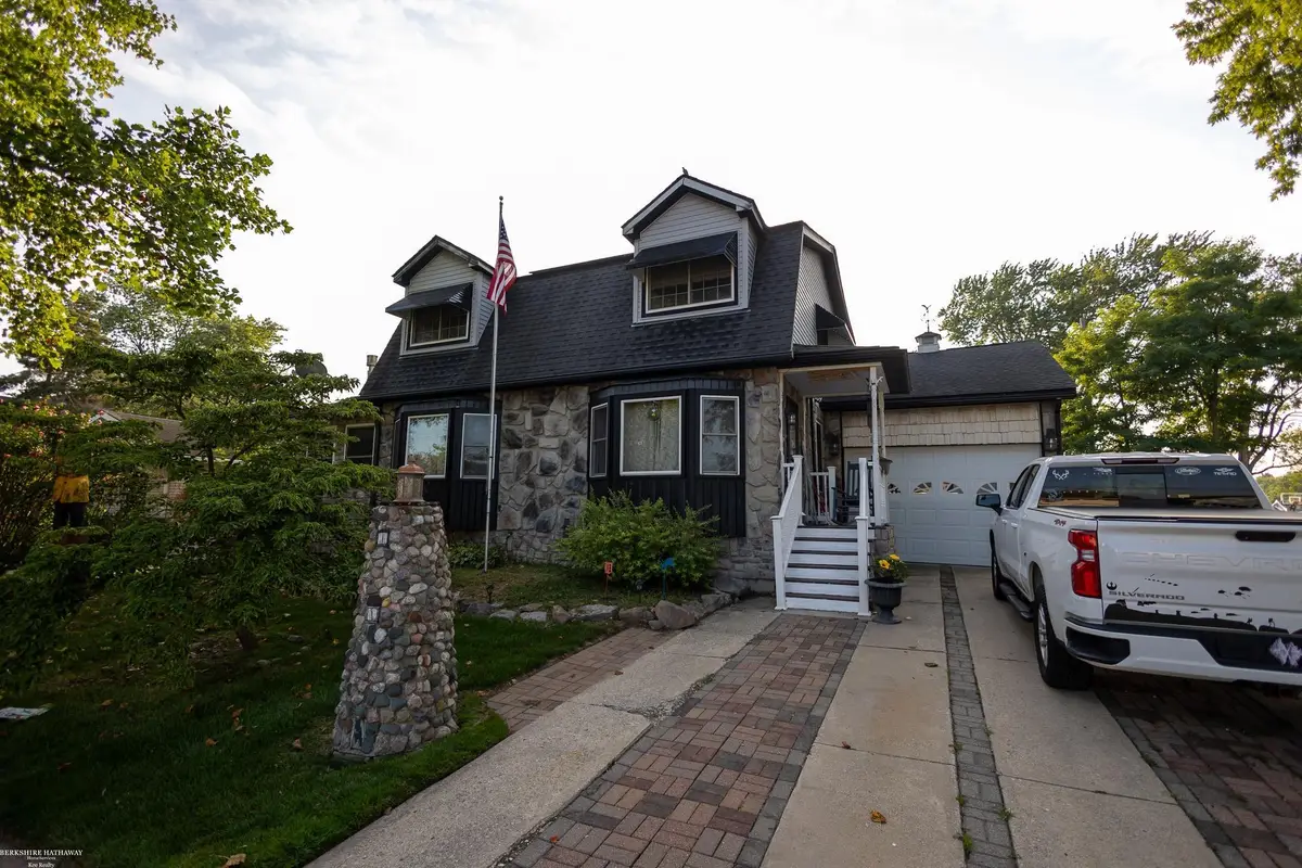 30120 Adams DR, Rockwood, MI 48173 - Image #1