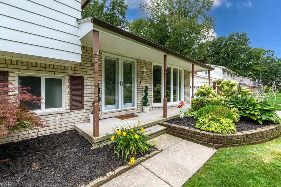 7112 Chatsworth ST, Shelby Charter Township, MI 48316 - Image #2