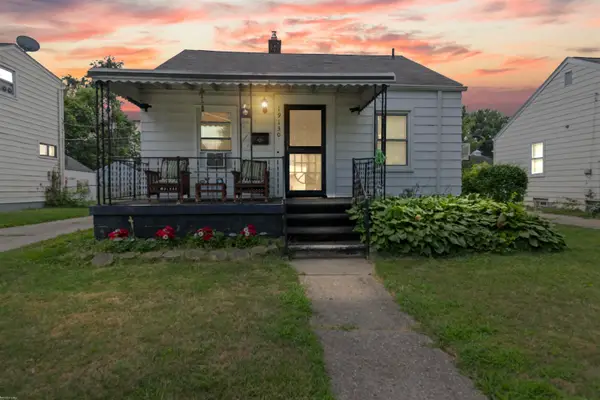 19130 Kenosha ST, HarperWoods, MI 48225