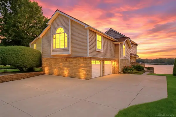 3160 Lexington RD, Waterford, MI 48328