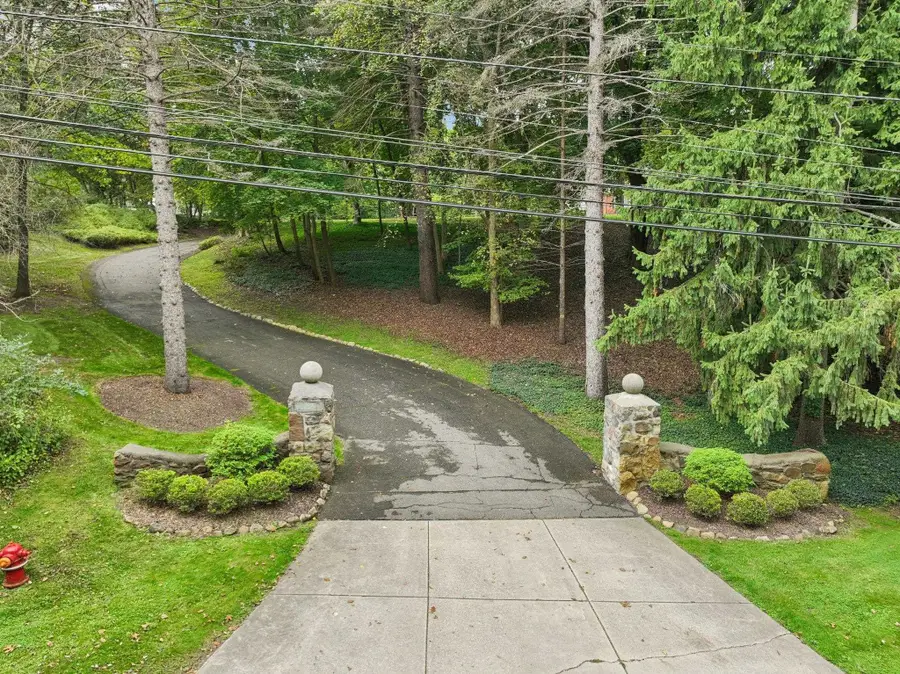 6022 Orion RD, Rochester Hills, MI 48306 - Image #2