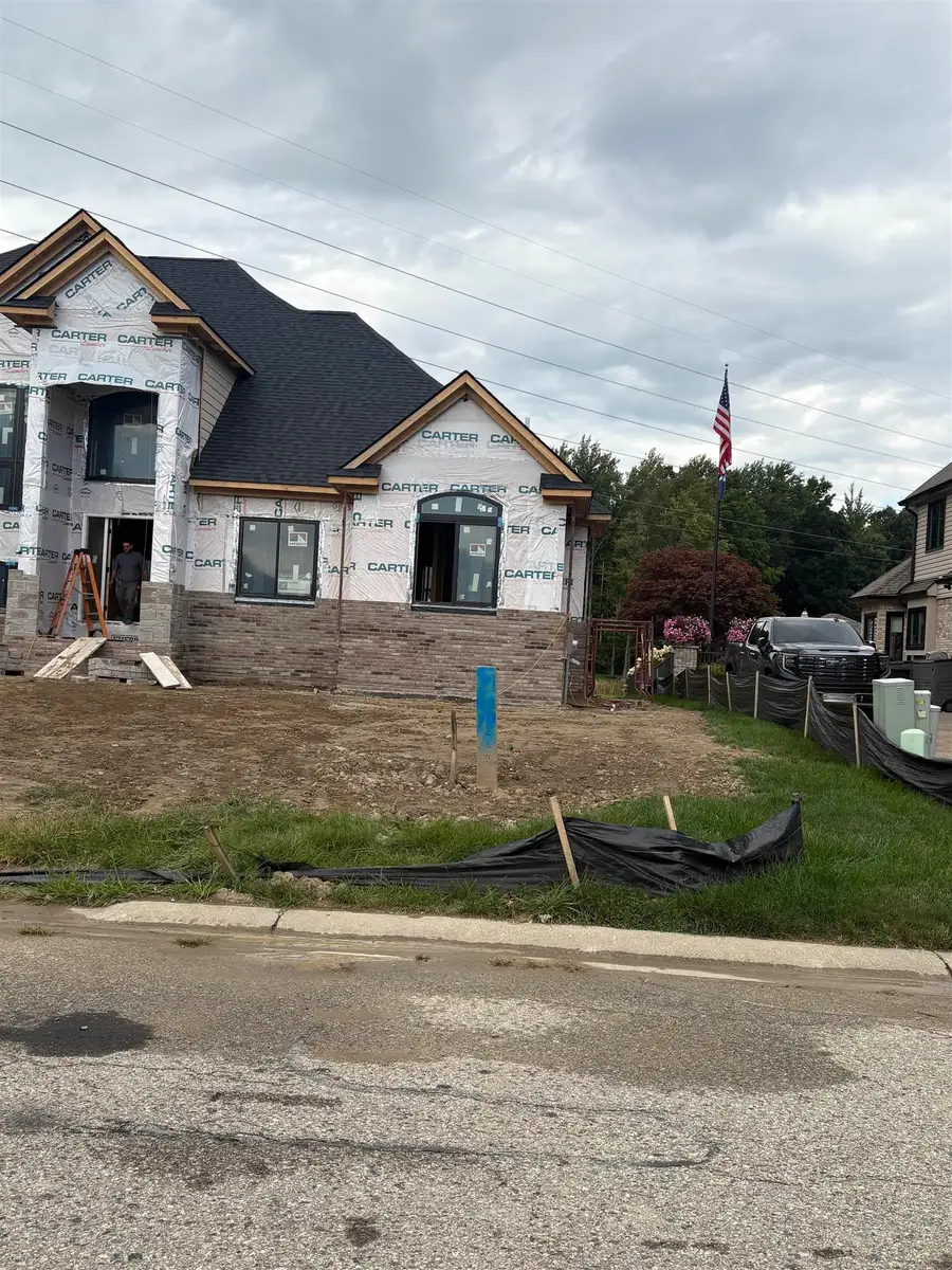 10505 Excalibur DR, Shelby Charter Township, MI 48315 - Image #2