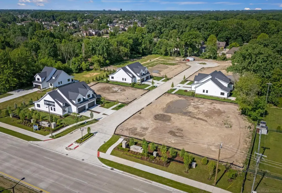 5811 Heights DR, Sterling Heights, MI 48314 - Image #3