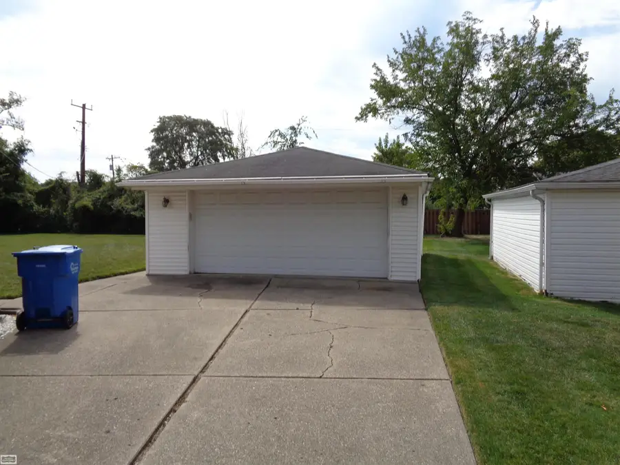 11582 Gerald DR, Warren, MI 48093 - Image #2