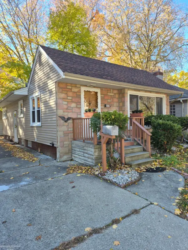 2147 Roslyn RD, GrossePointeWoods, MI 48236