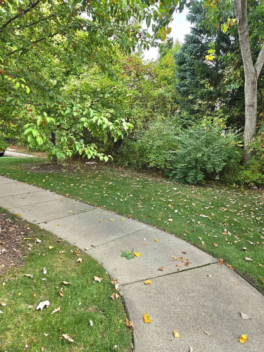 44272 Princeton DR, Clinton Charter Township, MI 48038 - Image #2