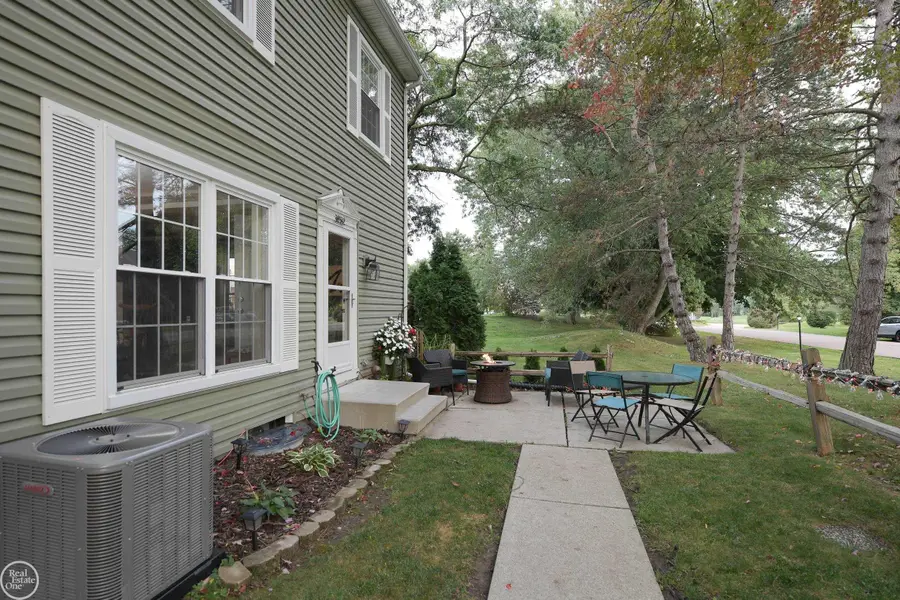 38532 Harbor LN, Clinton Township, MI 48038 - Image #2