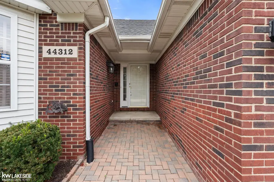 44312 Patricia DR, Sterling Heights, MI 48314 - Image #3