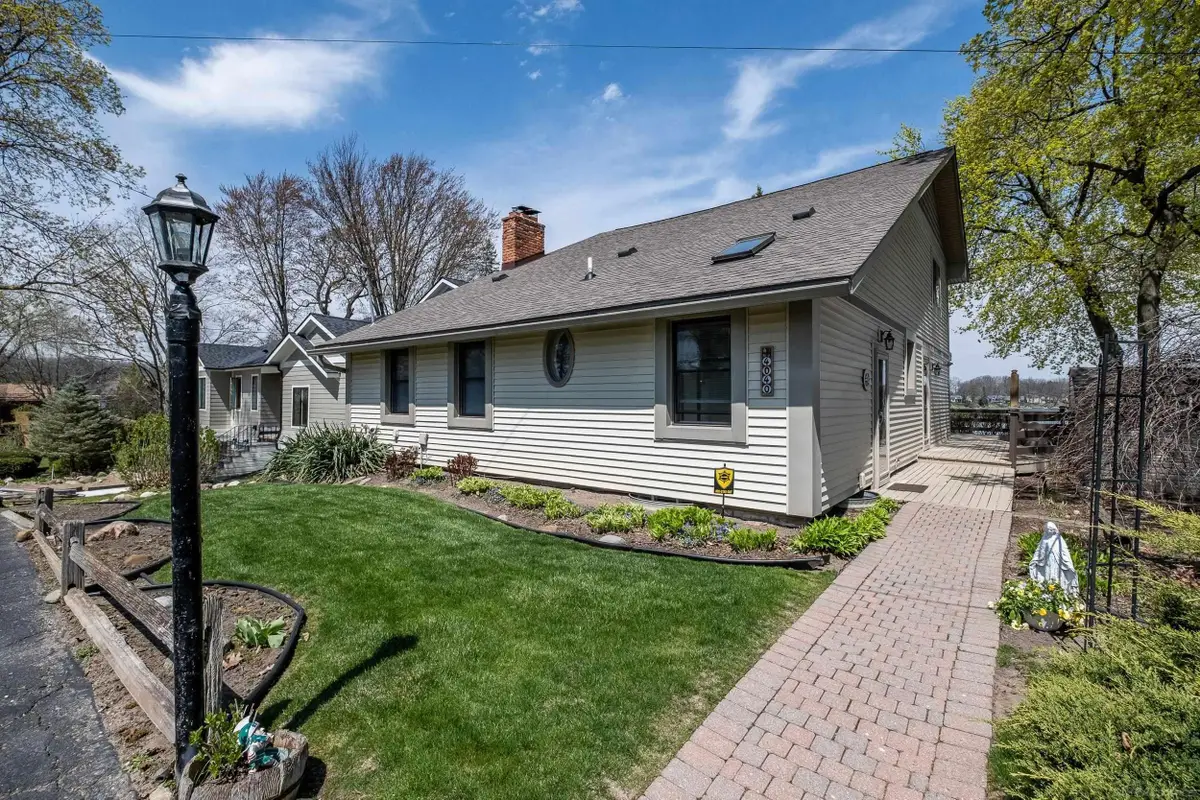 4040 Lark AVE, Waterford, MI 48328 - #1