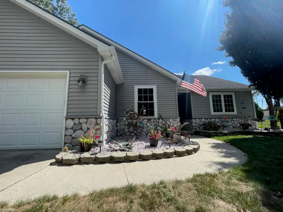 685 Townsend CT, Algonac, MI 48001 - Image #2