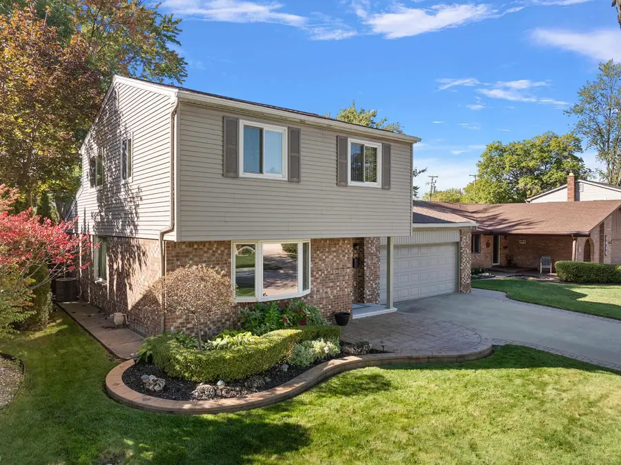 1050 Roslyn RD, Mount Clemens, MI 48043 - Image #3