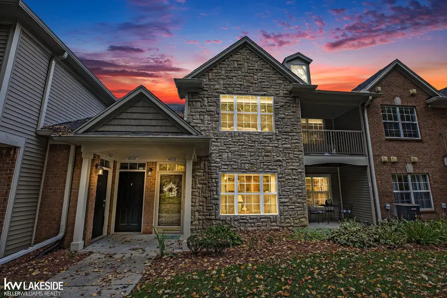 49233 W Woods DR, Shelby Charter Township, MI 48317 - Image #2