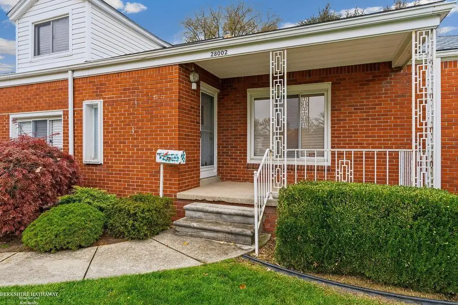 28002 Ruehle ST, Saint Clair Shores, MI 48081 - Image #2