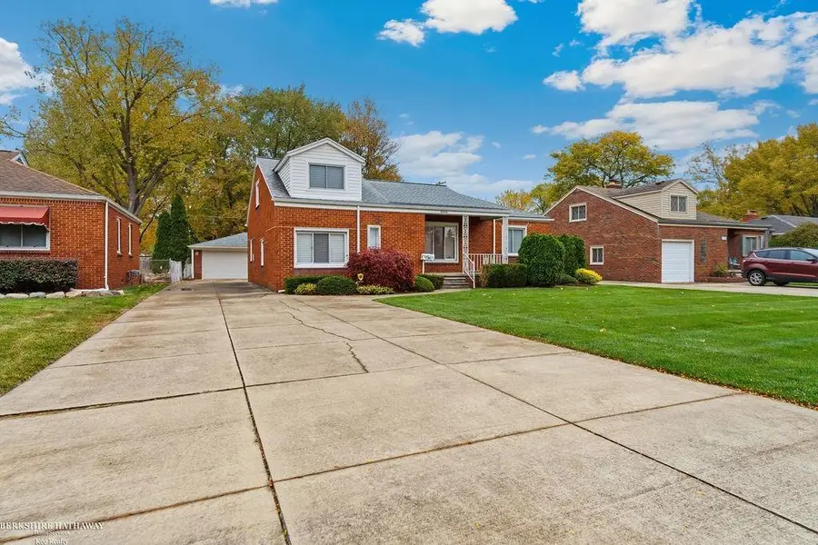 28002 Ruehle ST, Saint Clair Shores, MI 48081 - Image #3