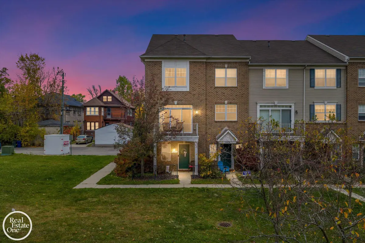 1048 Lakepointe ST, Grosse Pointe Park, MI 48230 - Image #1