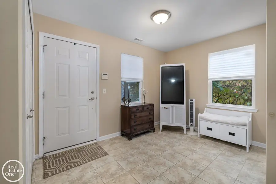 1048 Lakepointe ST, Grosse Pointe Park, MI 48230 - Image #3