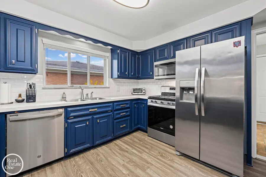 21516 Raven AVE, Eastpointe, MI 48021 - Image #3