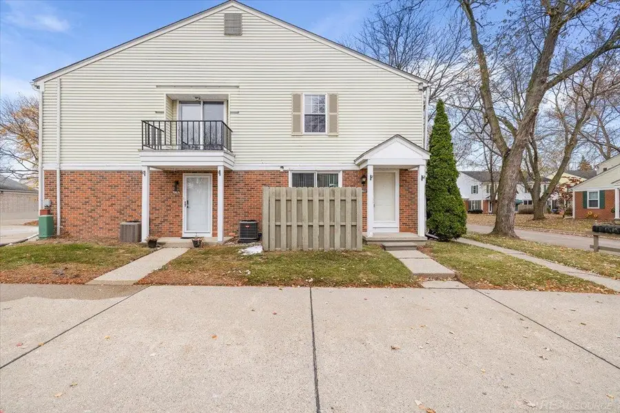 24623 Spring LN, Harrison Township, MI 48045 - Image #3