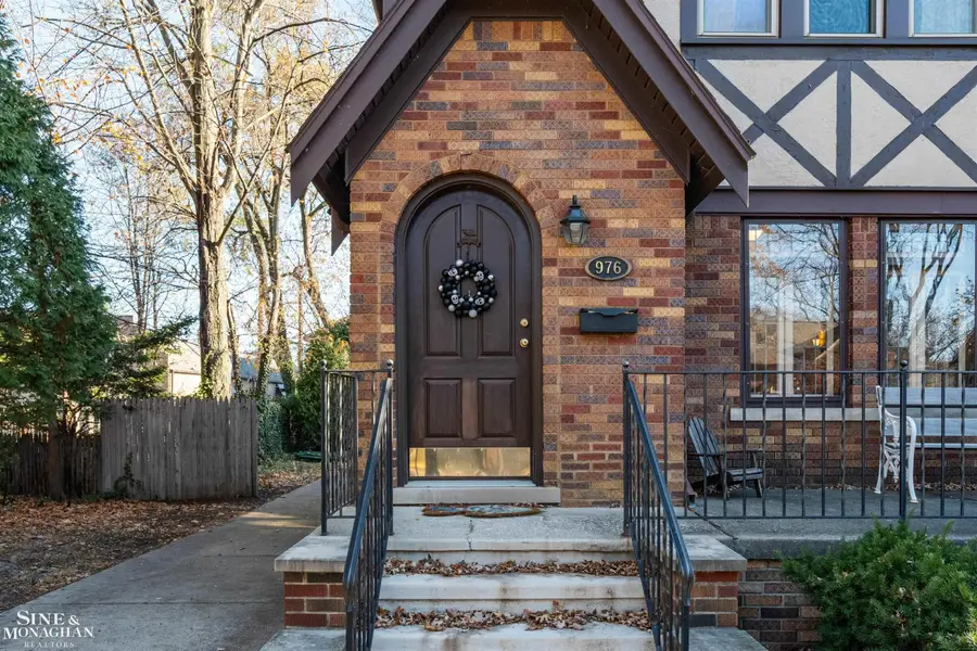 976 Lakepointe ST, Grosse Pointe Park, MI 48230 - Image #2