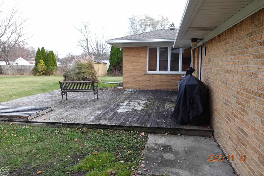 19941 HUNTINGTON AVE, Harper Woods, MI 48225 - Image #2