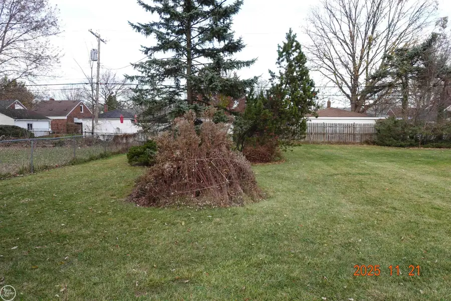 19941 HUNTINGTON AVE, Harper Woods, MI 48225 - Image #3