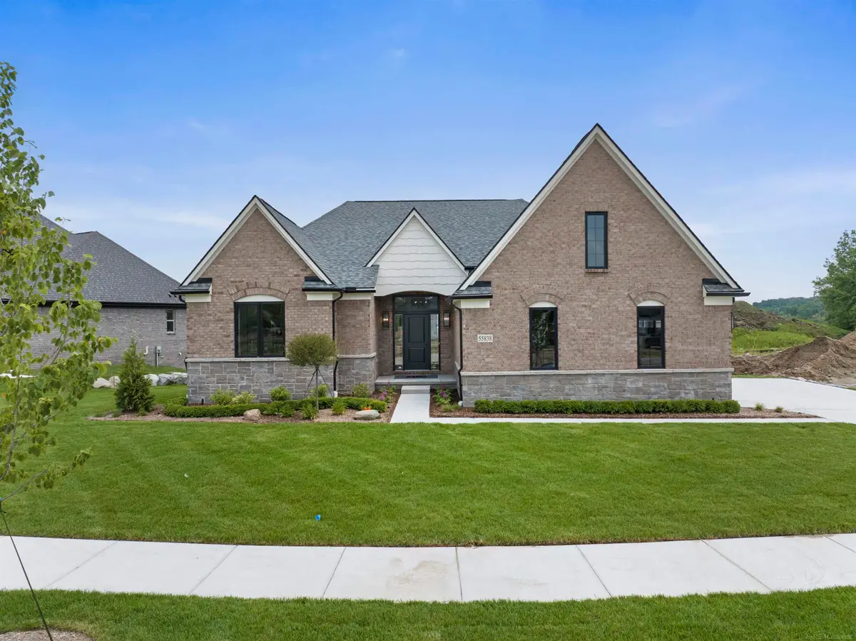 55464 Bay Oaks CT, Shelby Charter Township, MI 48315 - Image #1
