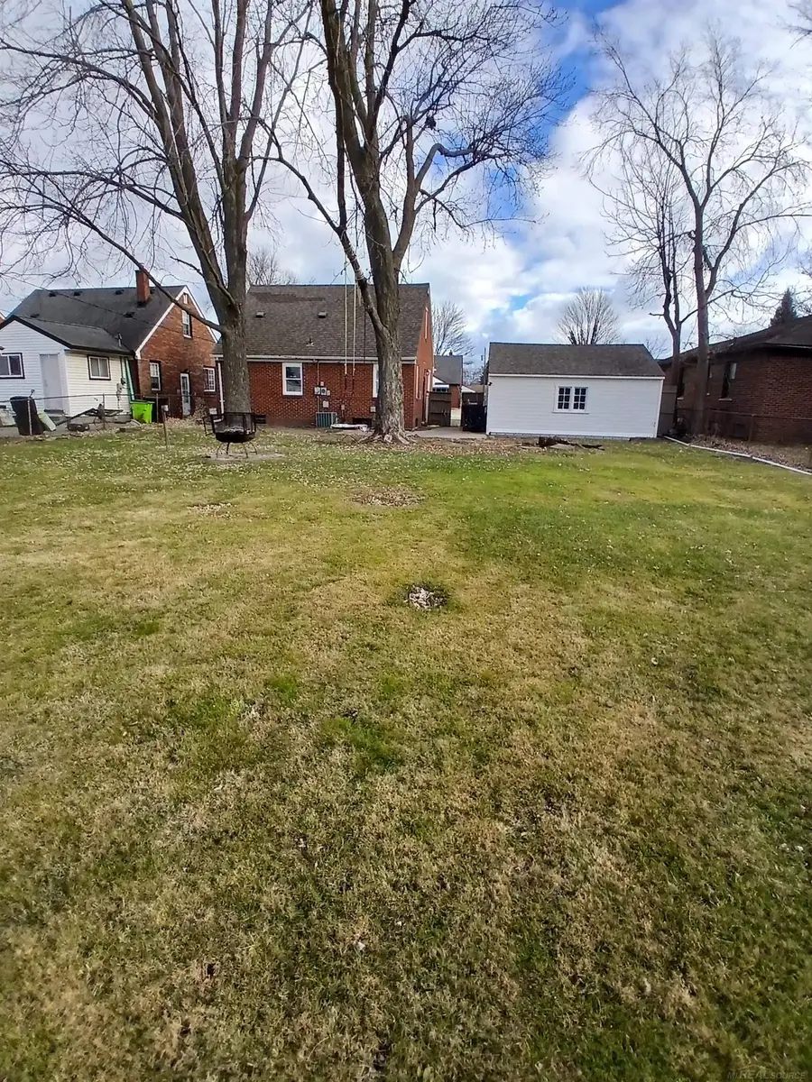 27247 Leroy DR, Roseville, MI 48066 - Image #3