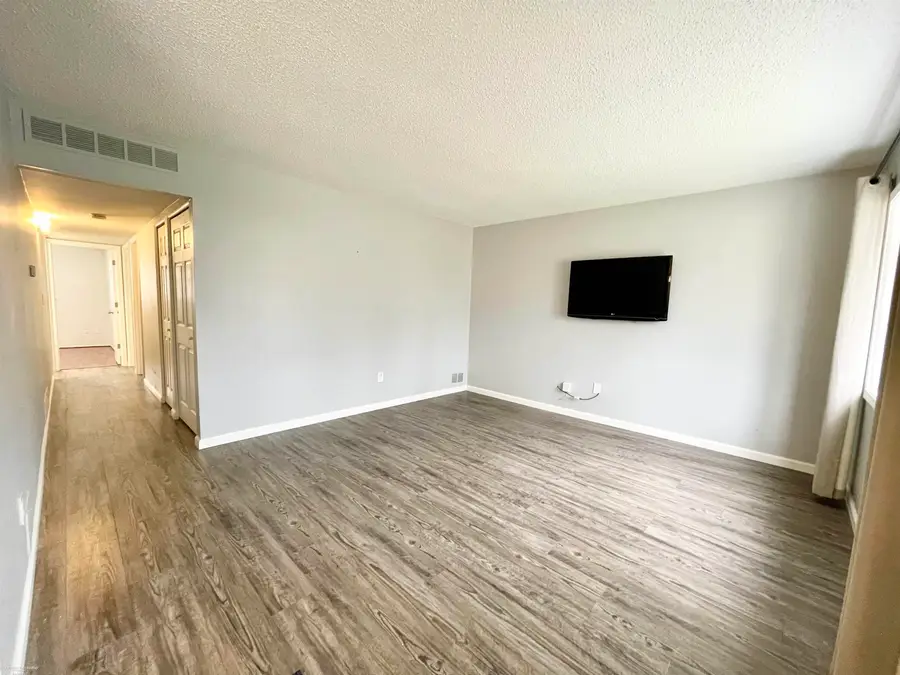 21520 Maple ST, Saint Clair Shores, MI 48081 - Image #2