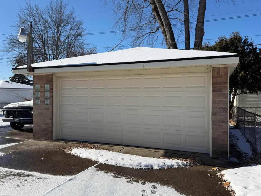 31515 Newport DR, Warren, MI 48088 - Image #3