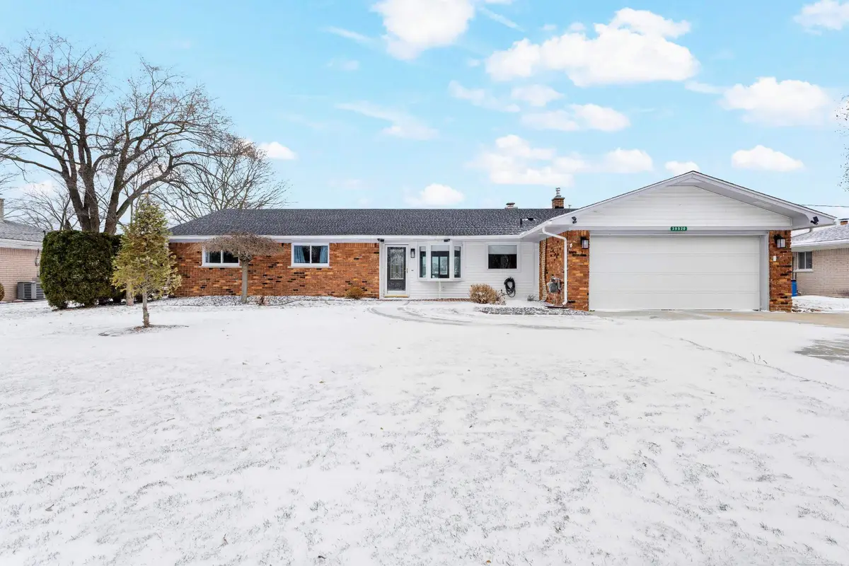 39520 Venetian DR, Harrison Charter Township, MI 48045 - Image #1