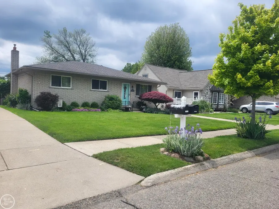 23824 Lakewood ST, Saint Clair Shores, MI 48082 - Image #2