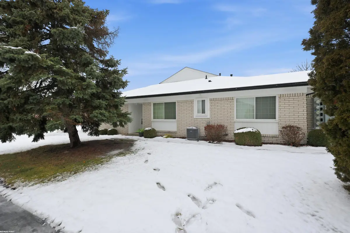 664 Country Club ST, Saint Clair Shores, MI 48082 - Image #1