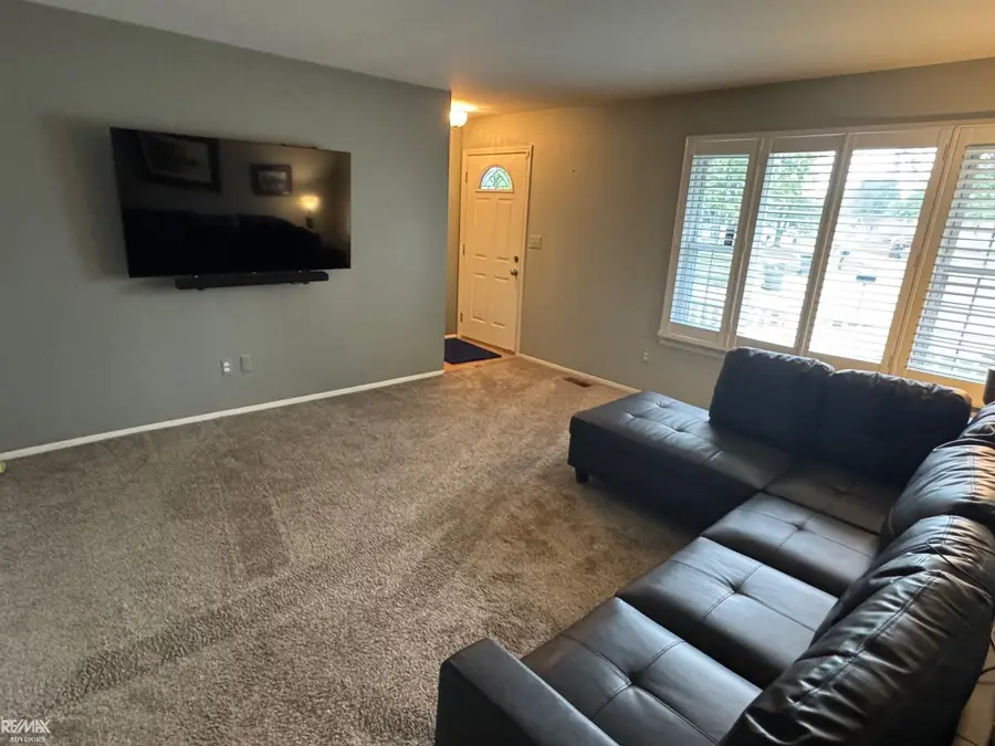 41786 Fonthill CT, Clinton Charter Township, MI 48038 - Image #3