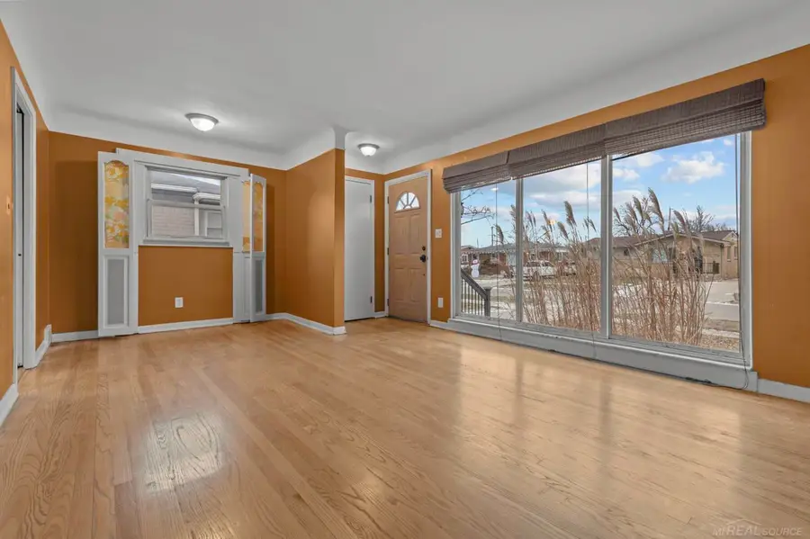 21431 Lakebreeze ST, Saint Clair Shores, MI 48082 - #2