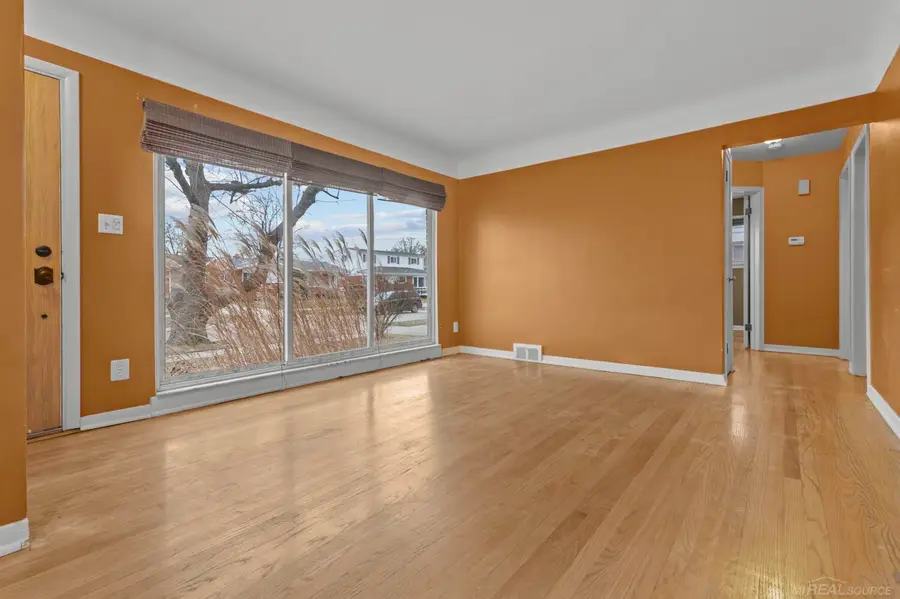 21431 Lakebreeze ST, Saint Clair Shores, MI 48082 - #3