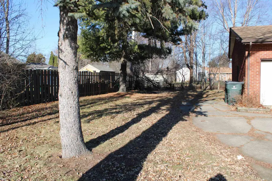 21181 Gordon RD, Saint Clair Shores, MI 48081 - Image #2