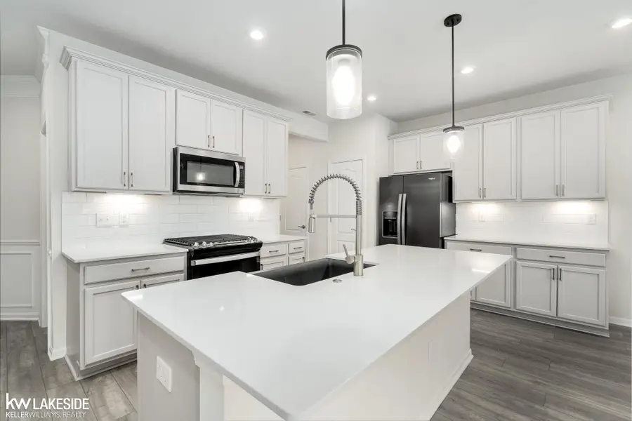 324 Strawberry DR, Rochester, MI 48307 - Image #2