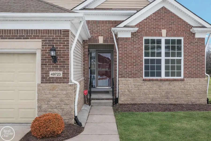 49723 Whisperwood CT, Macomb, MI 48042 - Image #2