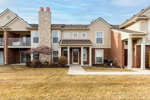 52196 Naugatuck DR, Macomb, MI 48042