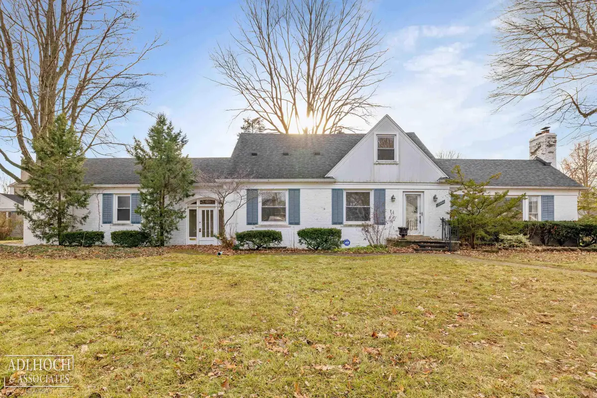 19980 W Clairview CT, Grosse Pointe Woods, MI 48236 - Image #1